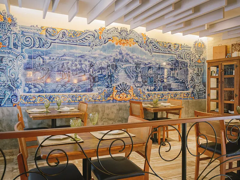 Painel de azulejos portugueses no salão da Taberna Ibérica
