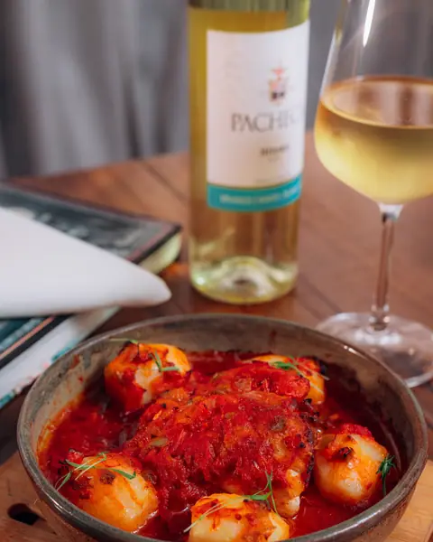 Vinho branco português servido à mesa