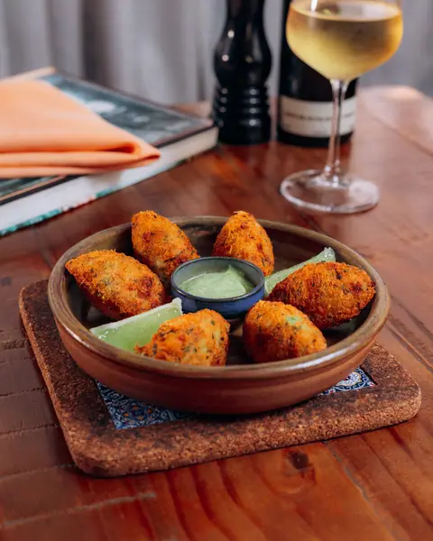 Bolinhos de bacalhau com molho verde e limão