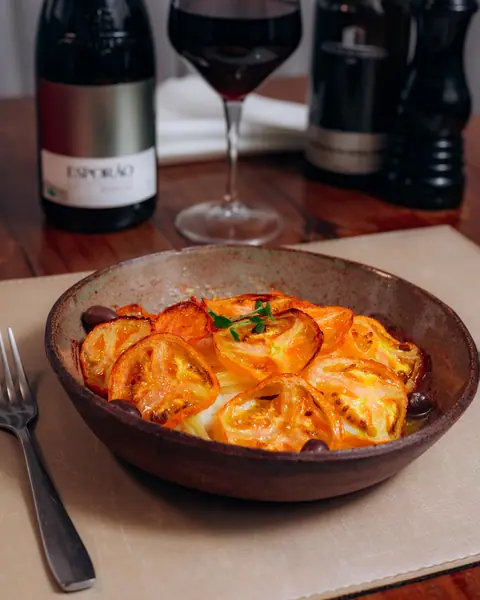 Bacalhau com tomate e azeitonas, com vinho tinto