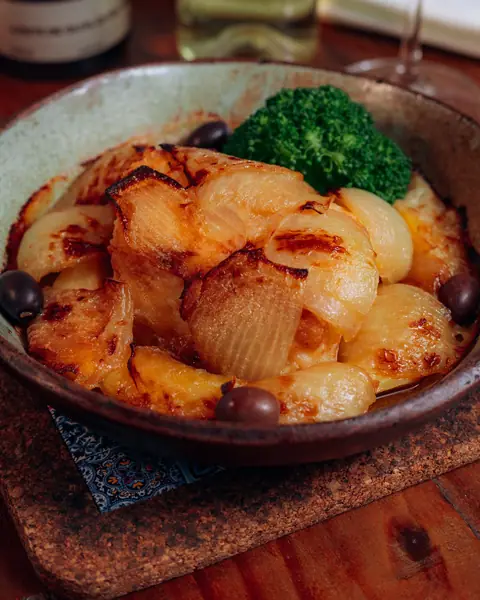 Bacalhau com cebolas, batatas e brócolis