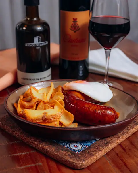Alheira com batatas fritas e ovo, com vinho tinto